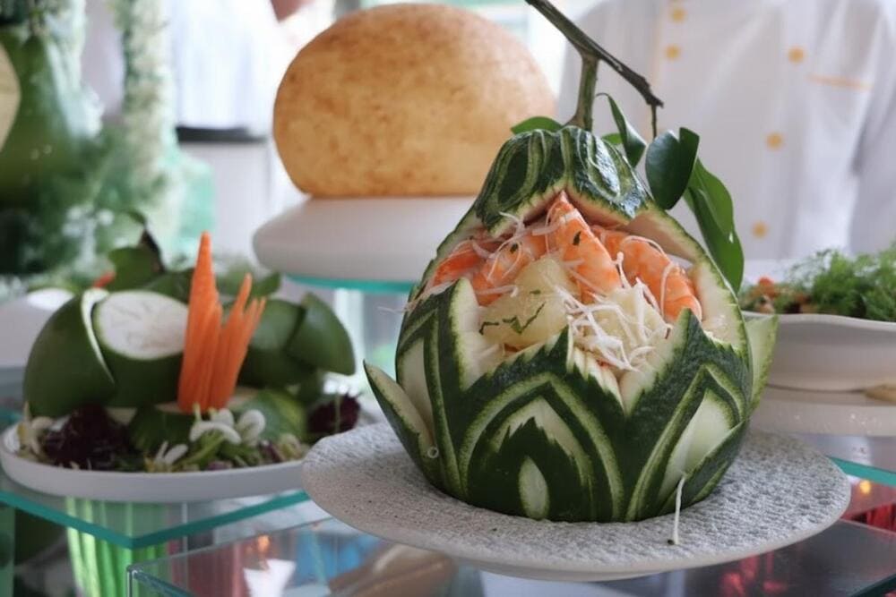 Món ăn thanh mát, kết hợp bưởi chua nhẹ với tôm thịt, đậm vị miền quê sông nước.